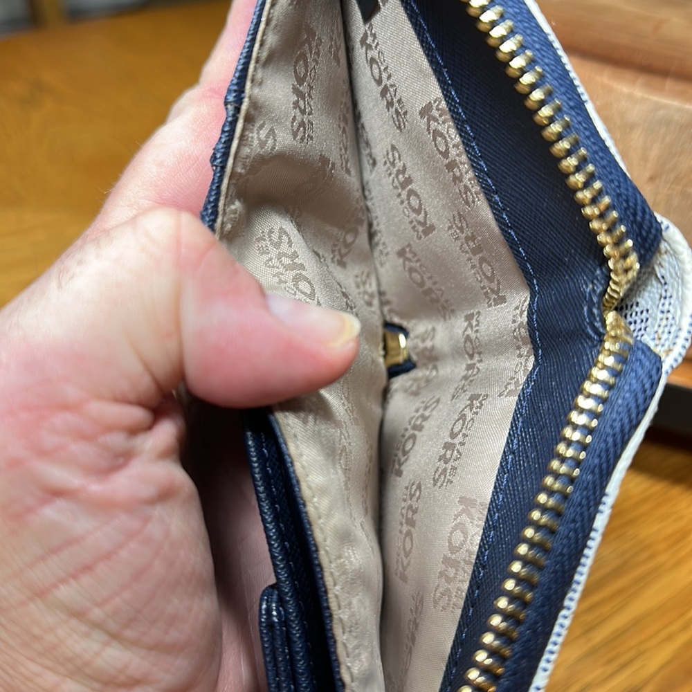 MICHAEL KORS Signature Mini Wallet - Picture 13 of 14